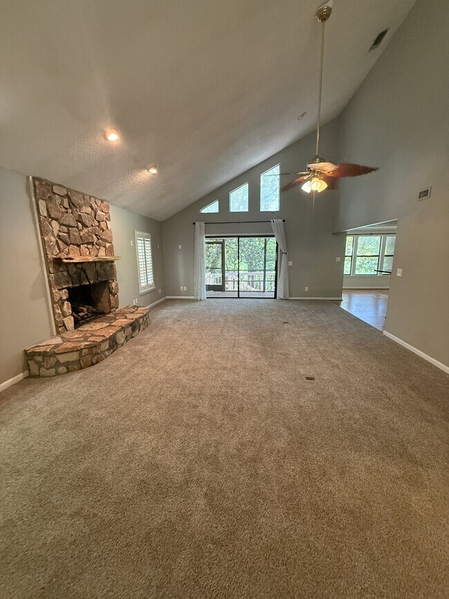 Building Photo - 504 Main St