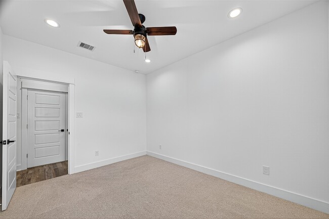 Building Photo - 1070 Mansfield St