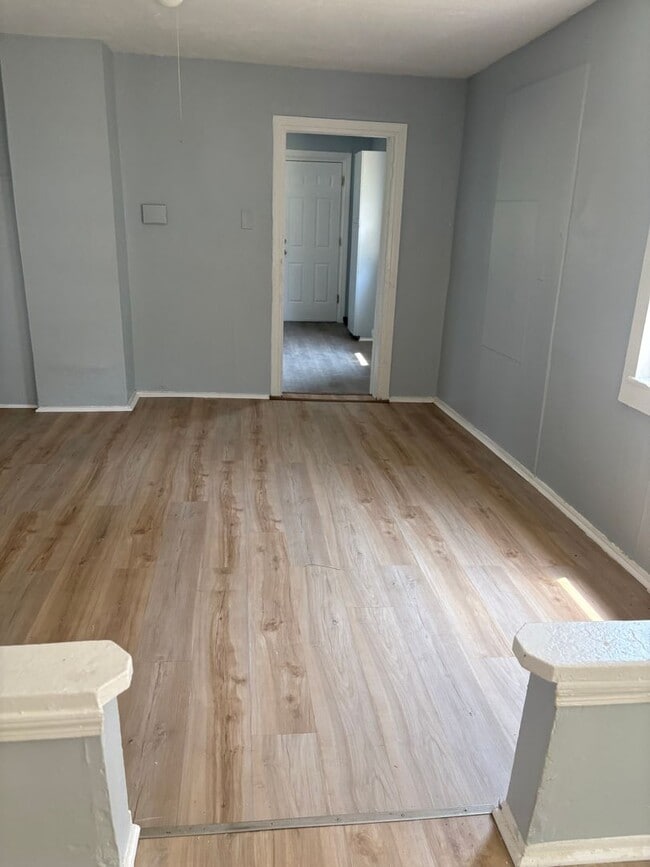 Building Photo - 5 Bedroom
