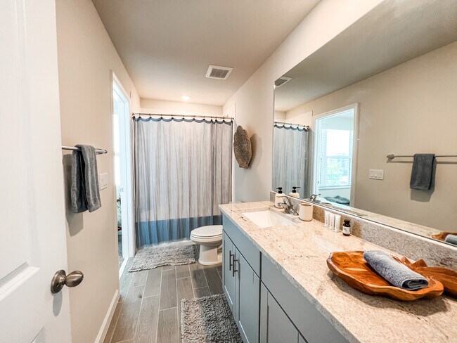 Building Photo - 3937 SE Mentmore Ln