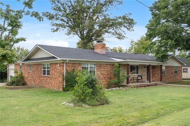 Building Photo - 701 NW Ford Ln