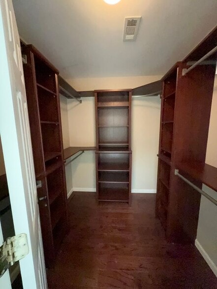 Building Photo - 2845 Stratfield Ct