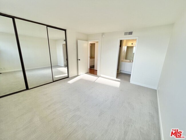 Building Photo - 100 S Doheny Dr