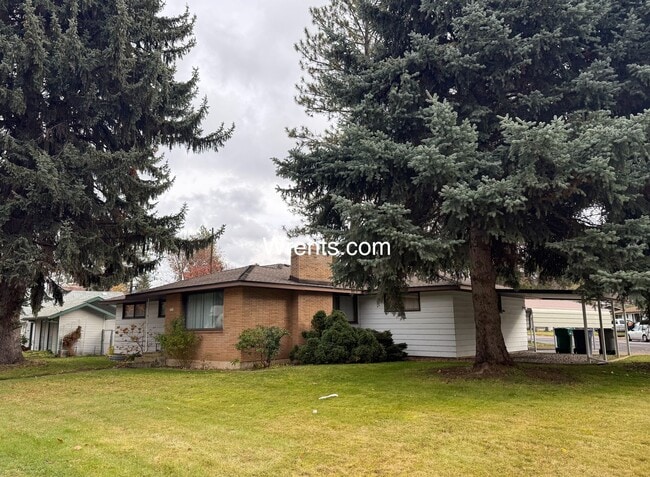 Building Photo - Now Available: Spacious 4-Bed, 2-Bath Home in Town & Country