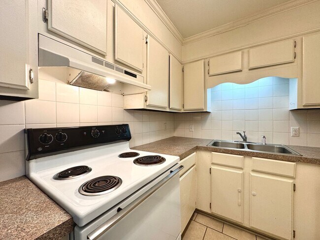 Primary Photo - 2 Bedroom • 1.5 Bath • Townhouse Style Apa...