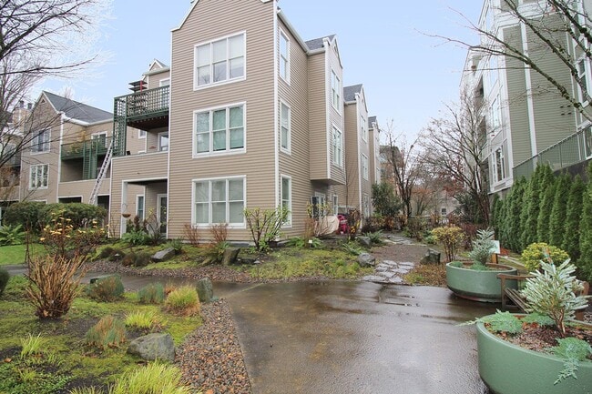 Building Photo - 1710 S Harbor Way