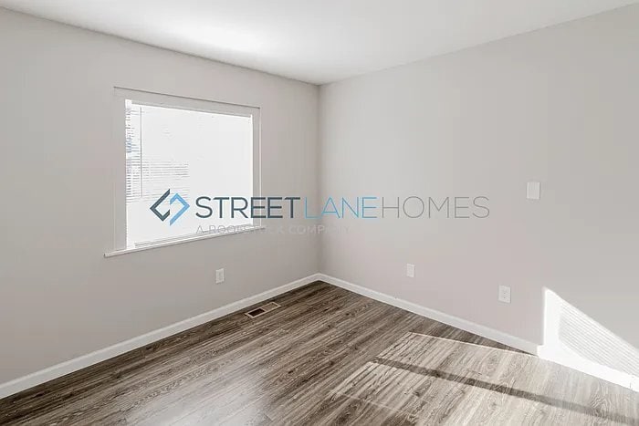 Building Photo - 610 16th Pl SW