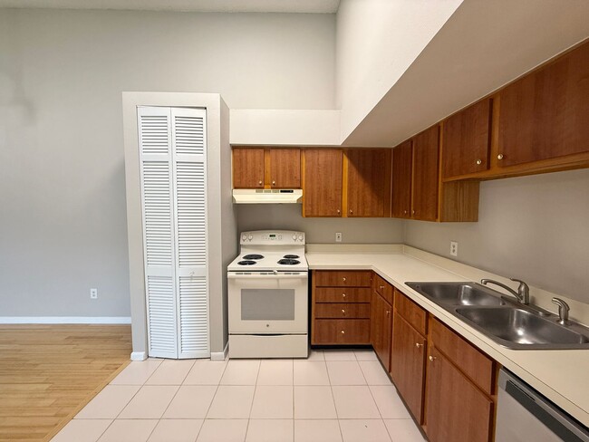 Building Photo - Cute 3/2 Townhome in Winter Park - close t...