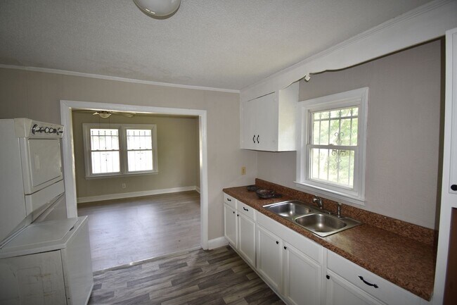 Building Photo - Coming Soon! 3 Bedroom and 1 Bath Home (Pets Considered)