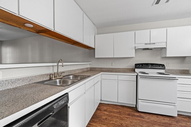 Building Photo - River Crossing ATX - Townhome - 2bd/2.5ba - W/D - Close to Downtown - $1395