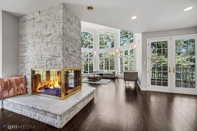 Building Photo - 8960 Enclave Dr