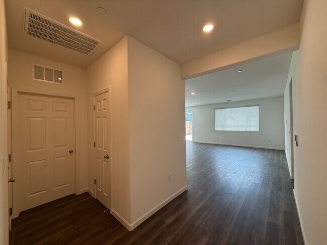 Building Photo - 3 bedroom, 2 bathroom home located in the vibrant community of Madera, CA