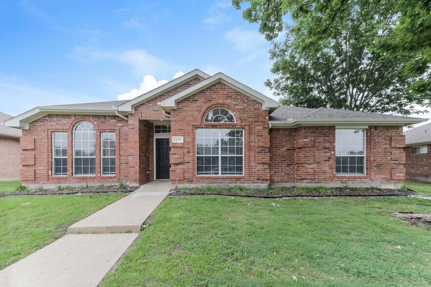 Primary Photo - 2524 Hackberry Creek