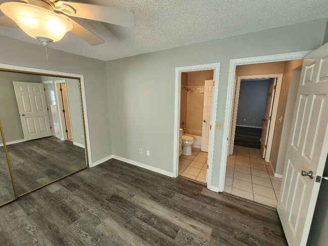 Building Photo - Remodeled beach condo steps away from the ...