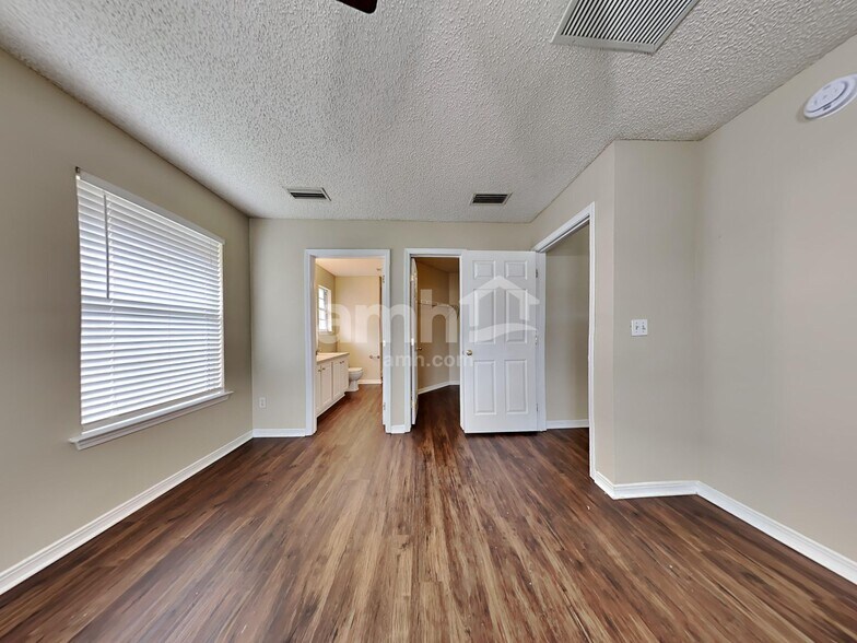 Building Photo - 6291 Ironside Dr N
