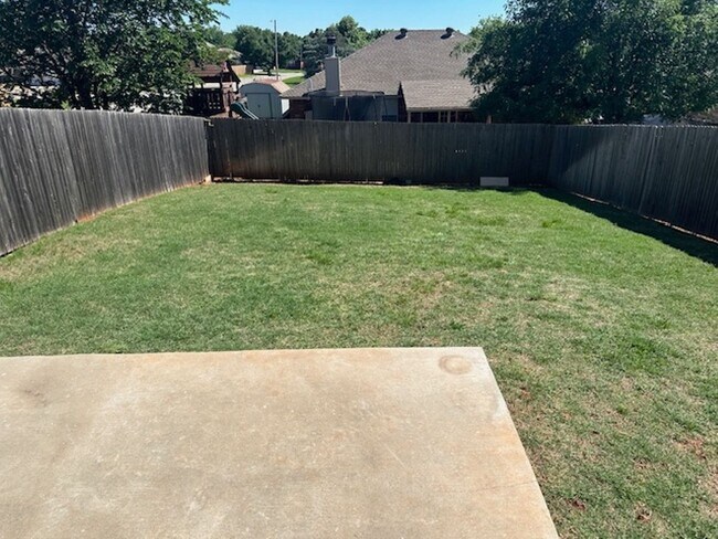 Building Photo - Beautiful 2 Story Duplex - Edmond Schools - Open Concept