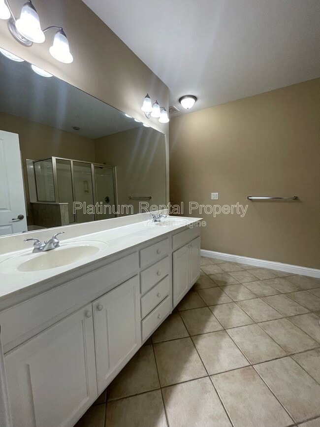 Building Photo - 546 Town Square Way