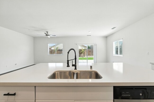 Building Photo - Modern, solar-ready, 3 bed / 2 bath House ...
