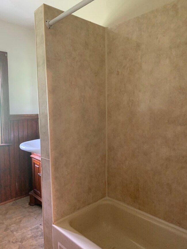 Building Photo - 4 bedroom, 1 bath, 3 story half double house