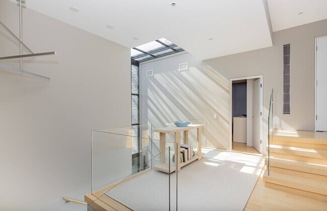 Building Photo - 247 Kings Point Rd