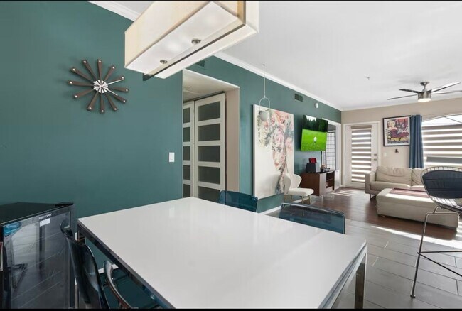 Building Photo - Charming 2BR Condo in Scottsdale