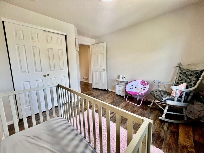 Building Photo - Beautifully Updated Home In Desirable Hend...