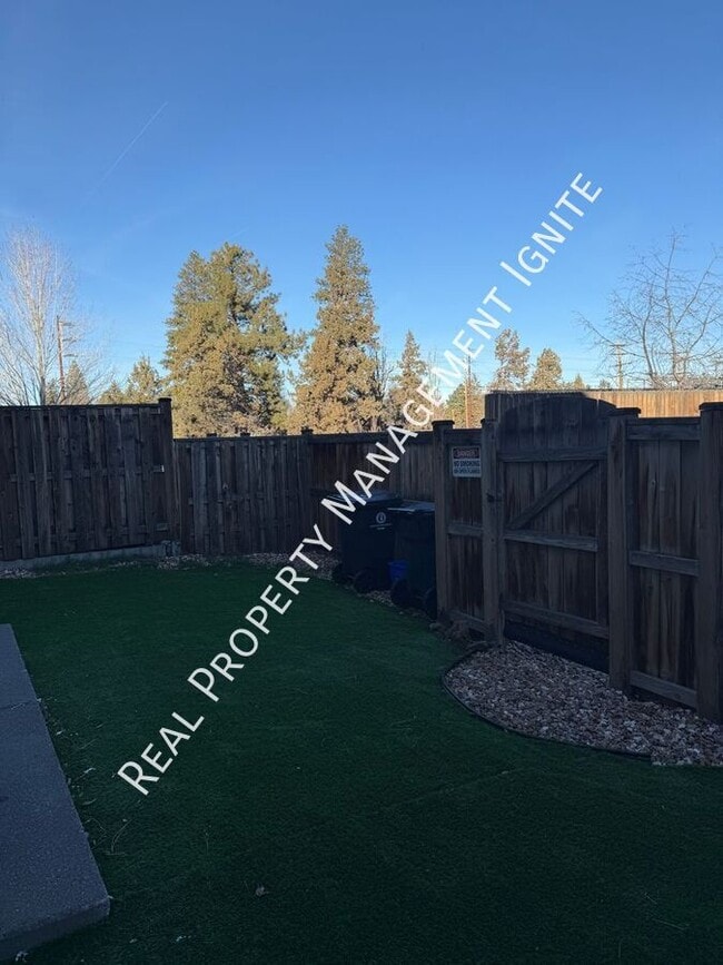 Building Photo - 1032 SE Leonel Ln