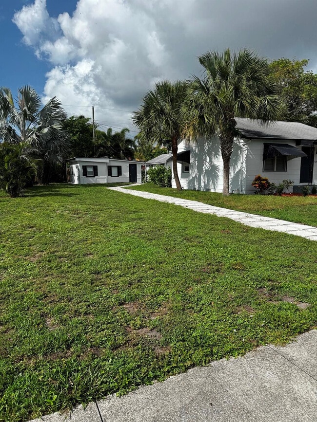 Building Photo - 626 37th St