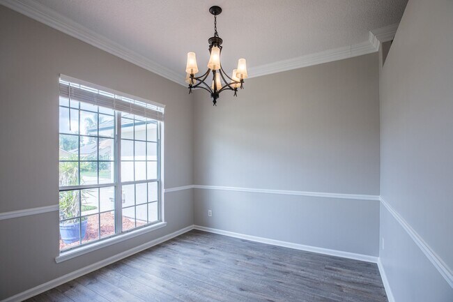 Building Photo - Stunning home in desirable neighborhood