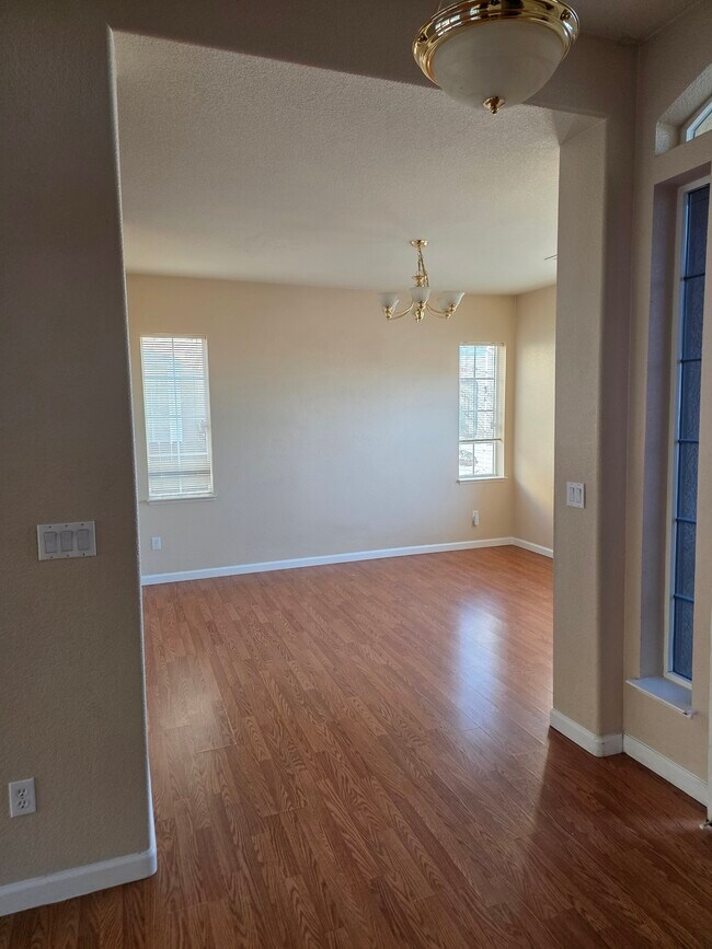 Building Photo - 7121 Crest Hill Dr