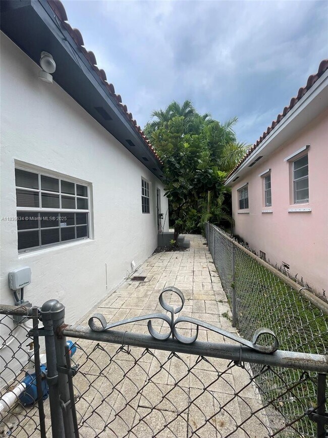 Building Photo - 845 Lorca St