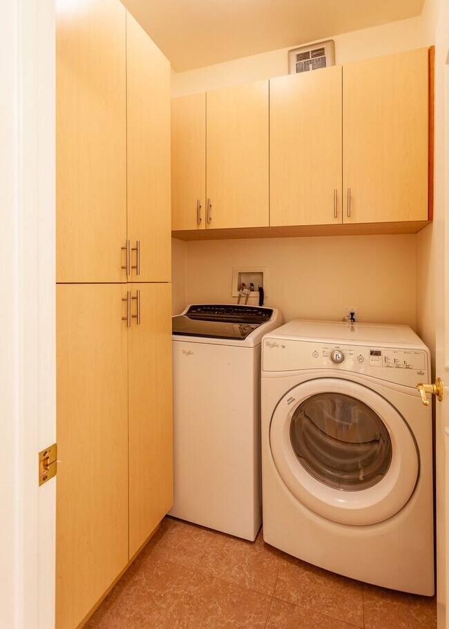 Building Photo - Stunning 2 Bed | 2 Bath Luxury Condo with ...