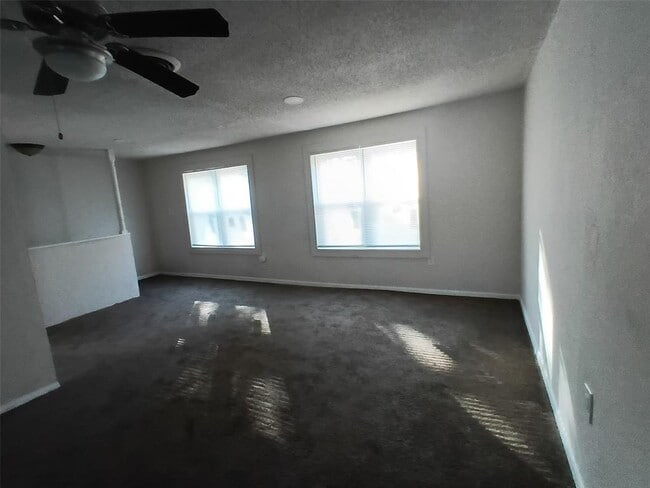 Building Photo - 4000 SE 10th Pl