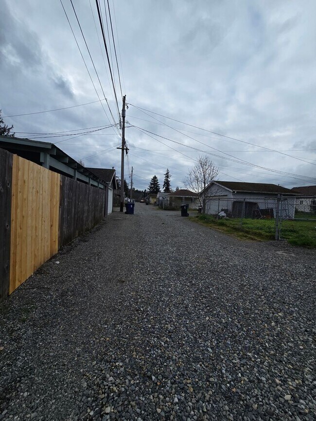 Building Photo - One Bedroom Duplex with Fenced Yard