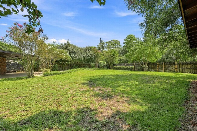 Building Photo - 1510 Royal Palm Dr