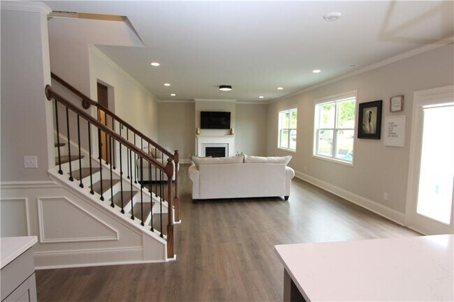 Building Photo - 6870 Rambling