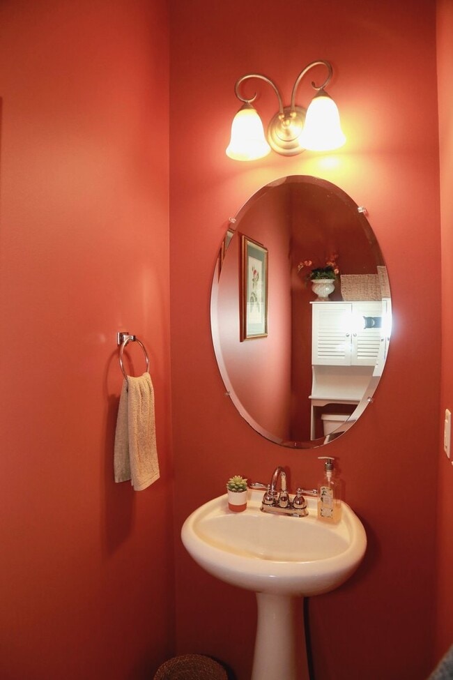 Building Photo - Available in August!  3 Bedroom 2 1/2 Bath...