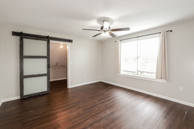 Building Photo - Don't miss out on this beautiful home!