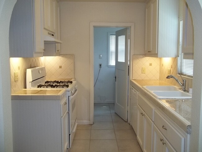 Building Photo - Super clean Fresno High home, close to the...