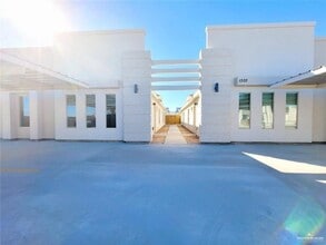 Building Photo - 1404 Petri Dr