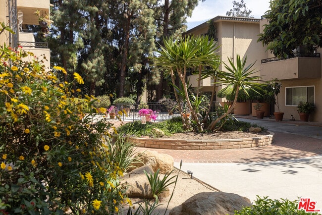 Building Photo - 6708 Hillpark Dr