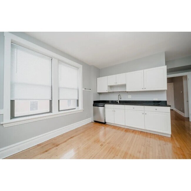 Building Photo - 1900 W Oakdale Ave