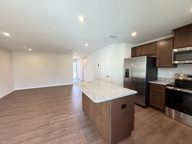 Building Photo - Modern 3-Bedroom Townhouse with Garage & P...