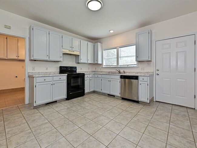Building Photo - 610 N Pear St