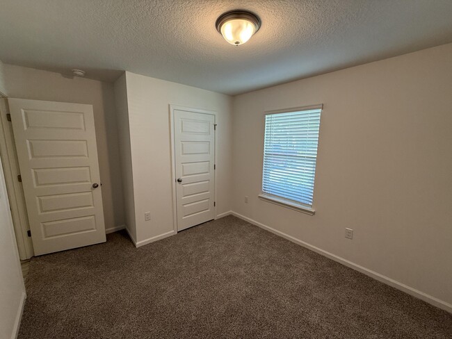 Building Photo - 225 Gray Owl Dr