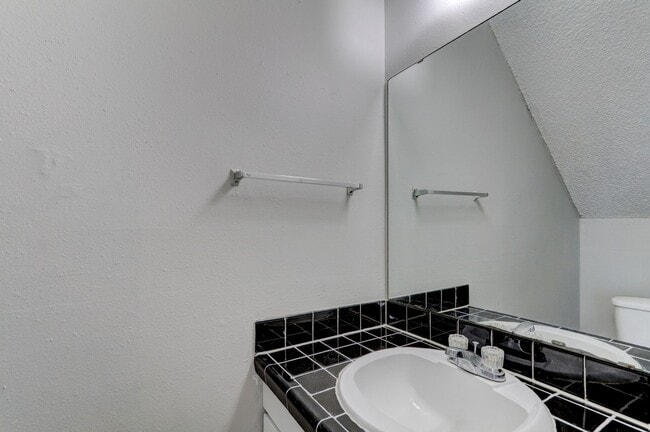 Building Photo - 3 bed 1.5 bath duplex in Midwest City