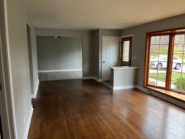 Building Photo - 144 N Maple Ave