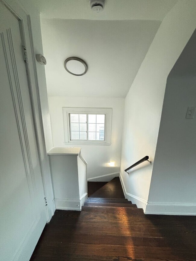 Building Photo - 409 E Washington Ave