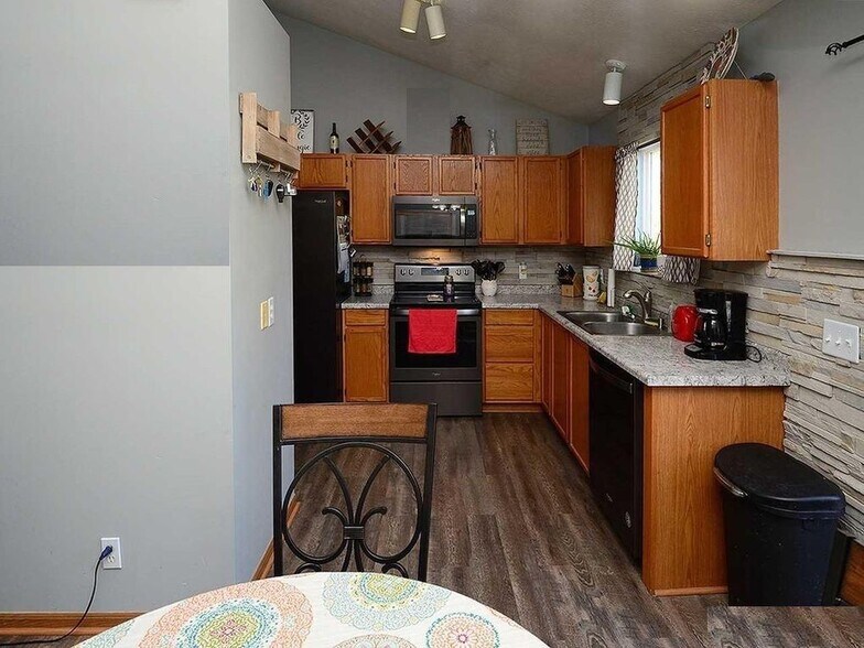 Building Photo - 7884 Redick Ave