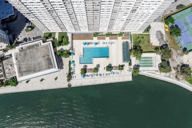 Building Photo - 300 Bayview Dr